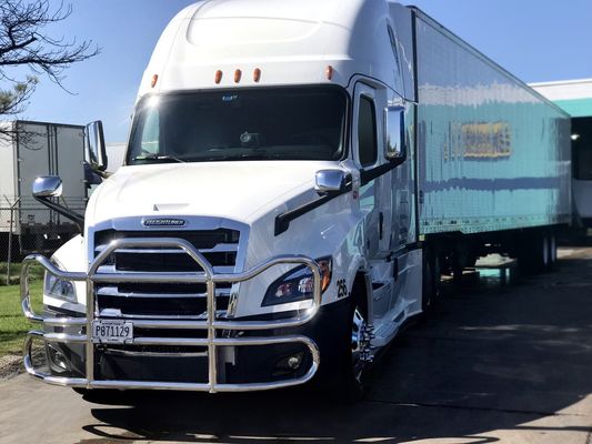 Dongsui Factory High quality  New styled North American Semi Truck Bumper Deer Guards For  Freightliner Cascadia For Volvo International Prostar Kenworth  Peterbilt  Mack Pinnacle